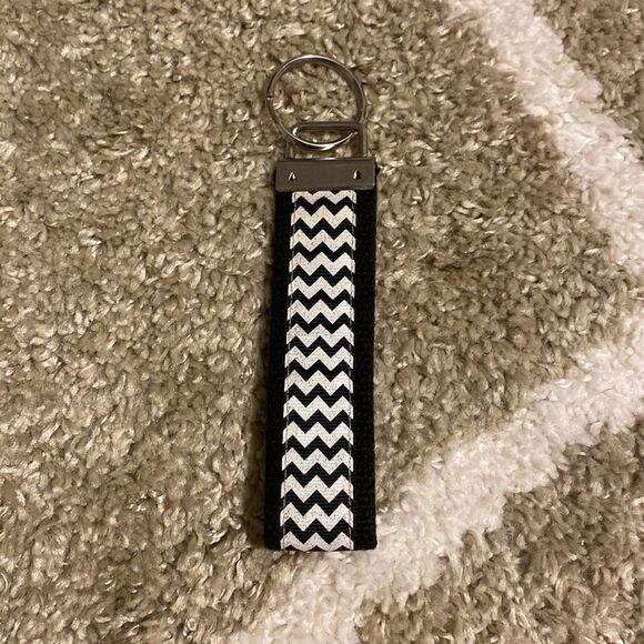 Glittered Chevron “L” Wrist Keychain - Picture 2 of 4